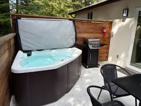 Parkway Grove Cabins Private HotTub & Spa Shower - Image 4