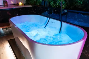 La Cachette • Air conditioning, hot tub & tantra - Image 3