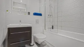 Exclusive Modern Luxury Apt (+ Private Parking) - Image 5