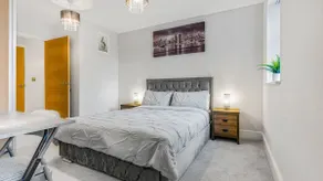 Exclusive Modern Luxury Apt (+ Private Parking) - Image 2
