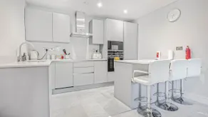 Exclusive Modern Luxury Apt (+ Private Parking) - Image 4
