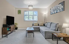 Exclusive Modern Luxury Apt (+ Private Parking) - Image 3