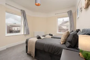 Large cosy house - free on street parking - Image 2