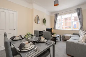 Large cosy house - free on street parking - Image 4