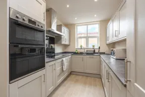 Large cosy house - free on street parking - Image 3