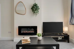 Large cosy house - free on street parking - Image 2