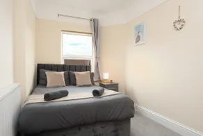 Large cosy house - free on street parking - Image 4