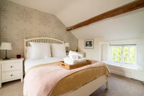 NEW Moreton Cottage Central Garden - Pass the Keys - Image 3