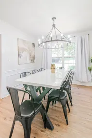 University City 4BR Retreat: Style & Space for 10 - Image 4