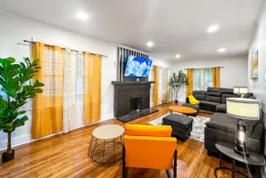 Cozy 1st-Floor Bedroom + King Bed | Near Clinic - Image 5