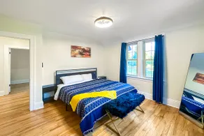 Cozy 1st-Floor Bedroom + King Bed | Near Clinic - Image 3