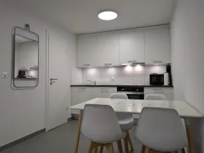 The artist’s studio & free private parking - Image 4