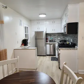 Convenient/family friendly home with yard driveway - Image 2