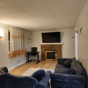 Convenient/family friendly home with yard driveway - Image 3