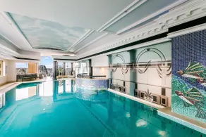 Worldclass location w/ pool, sauna & gym - Image 2