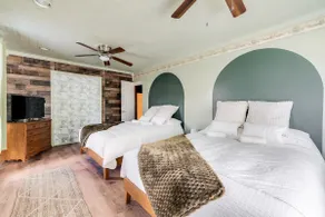 Historic Colonial Retreat in Downtown Brunswick - Image 2