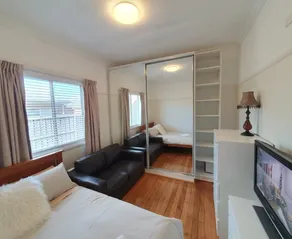 Holiday House in Sunbury Centre - Image 2