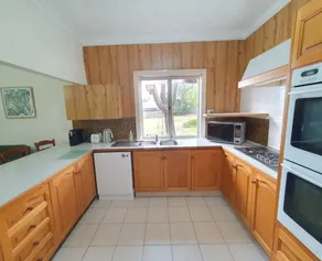 Holiday House in Sunbury Centre - Image 3