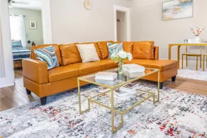Elegant 5 bedrooms Home Near Millikin Univ - Image 2