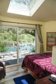 Emerald River Retreat- River-Front, Spa & Fire pit - Image 3