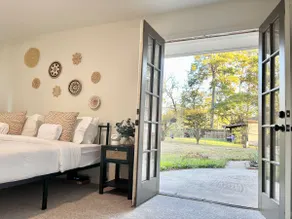 Home in Conroe | King Bed | Netflix/Washer&dryer - Image 5