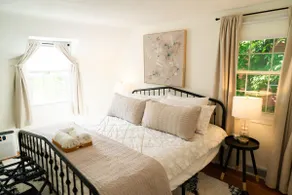 5-star Renovated 3BR 𝓱𝓸𝓶𝓮 & deck by SU/Upstate - Image 3
