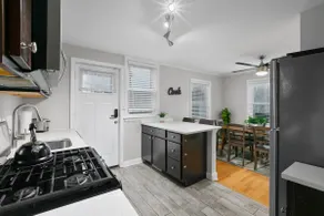 City Gem: Stylish 3BR for Urban Explorers - Image 3