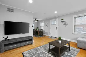 City Gem: Stylish 3BR for Urban Explorers - Image 5