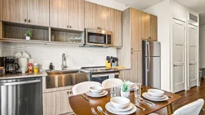 Classy New Unit| Pool|Golf Sim|Parking | Fast Wifi - Image 4