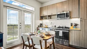Classy New Unit| Pool|Golf Sim|Parking | Fast Wifi - Image 2