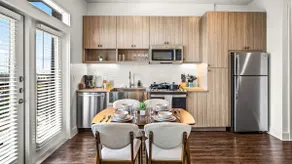 Classy New Unit| Pool|Golf Sim|Parking | Fast Wifi - Image 3