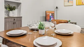 Classy New Unit| Pool|Golf Sim|Parking | Fast Wifi - Image 5