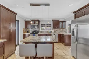 Tropical Oasis with Heated Pool and BBQ - Image 4