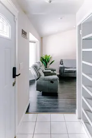 4-bedroom Burlington with AC & Wifi - Image 5