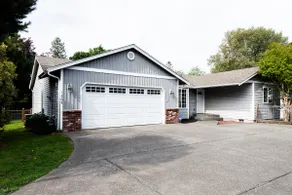 4-bedroom Burlington with AC & Wifi - Image 2