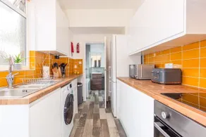 Luxury Modern 4 Bedroom House In Gainsborough - Image 5