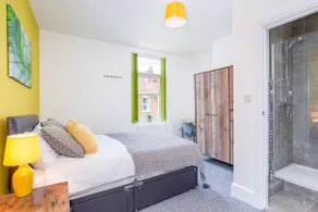 Luxury Modern 4 Bedroom House In Gainsborough - Image 3
