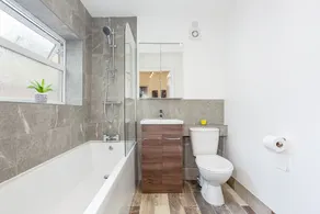 Luxury Modern 4 Bedroom House In Gainsborough - Image 4