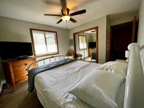 Sleeps 10 | Walk to Hot Pools, Waterslides & Shops - Image 3