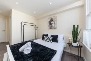 Spacious City Centre 2 Bedroom Penthouse with Cathedral Views - Image 3