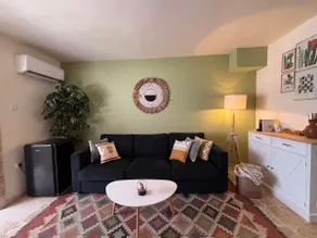 Smart, budget stay for solos, couples, or groups - Image 3
