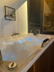 Romantic cabin with a jacuzzi and a unique landscape - Image 3