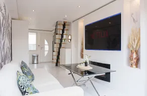Moana Suite with air conditioning, spa, and Jacuzzi, close to Paris - Image 2