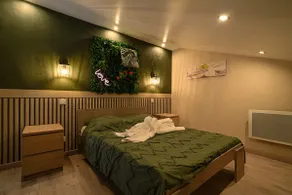 Moana Suite with air conditioning, spa, and Jacuzzi, close to Paris - Image 3