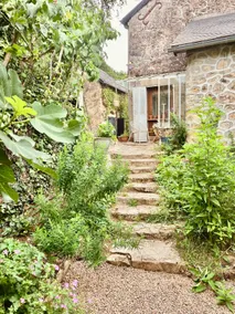 Gîte with idyllic garden one minute from the lake - Image 4