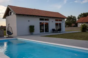 Green oasis-modern house with outdoor pool - Image 2