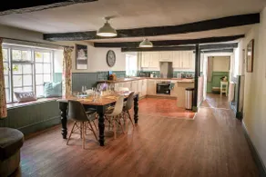 Countryside farmhouse, hot tub, spacious, garden - Image 5