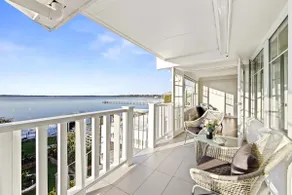 Luxury Waterfront Holiday Home - Image 5