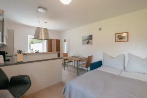 Lakeside apartment with garden - Image 4