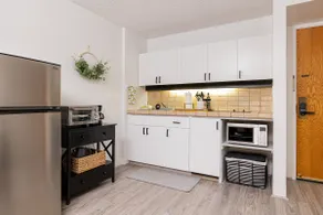 Bishop Suites @ Executive Centre - Mountain View - Image 3